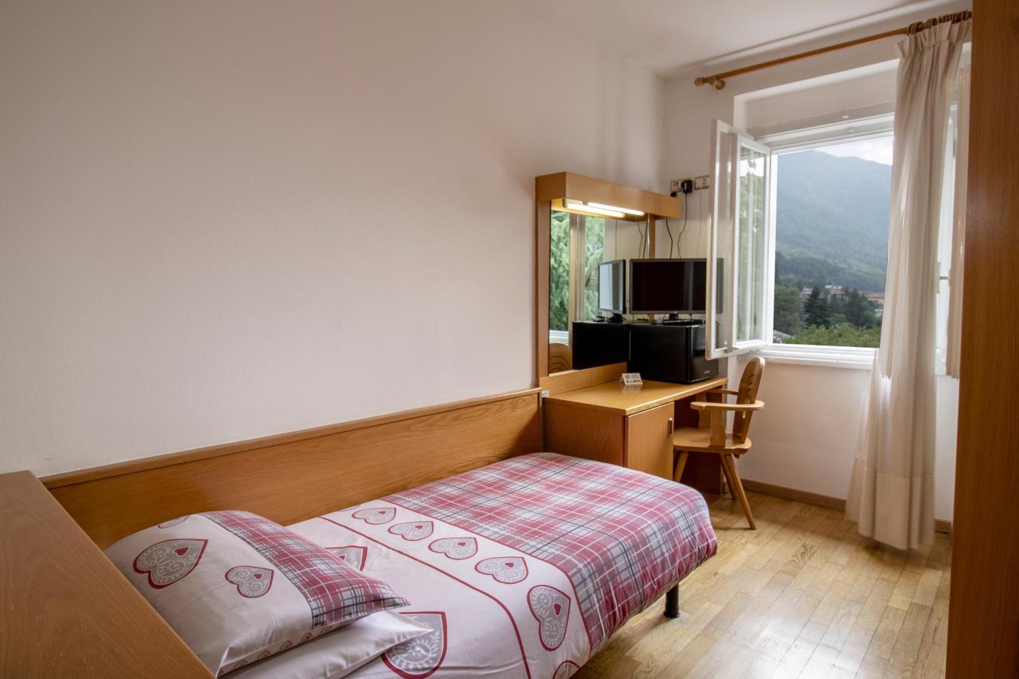 Hotel Pinzolo-Dolomiti Exterior photo